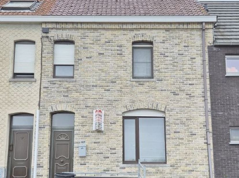 Prachtig en rustig gelegen mooie woning met uniek verzicht vooraan en zicht op de kerk van Kluisbergen, omvattende o.a. op het GELIJKVLOERS: Inkomhal